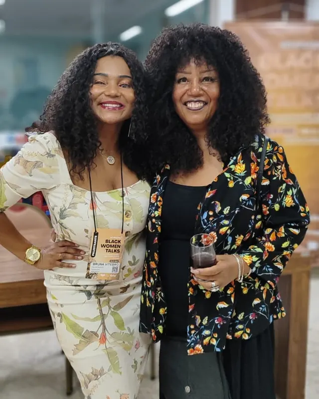 Dra. Bruna Marques Vitebro, palestrante do evento Black Women Talks, ao lado de outra participante