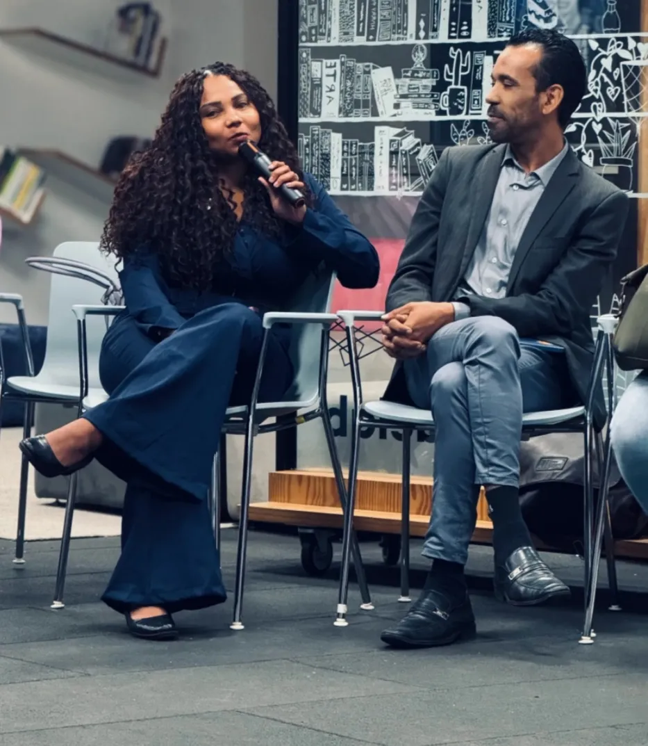 Dra. Bruna Marques Vitebro, advogada criminalista, falando ao microfone durante painel em Belo Horizonte