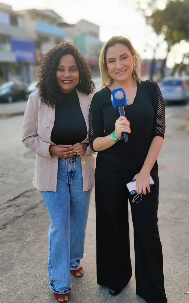 Advogada Criminalista Bruna Vitebro ao lado de repórter de televisão com microfone