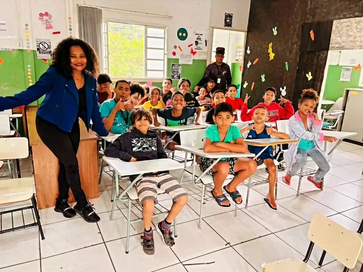 Dra. Bruna Marques Vitebro com crianças em sala de aula do Instituto CEMASS